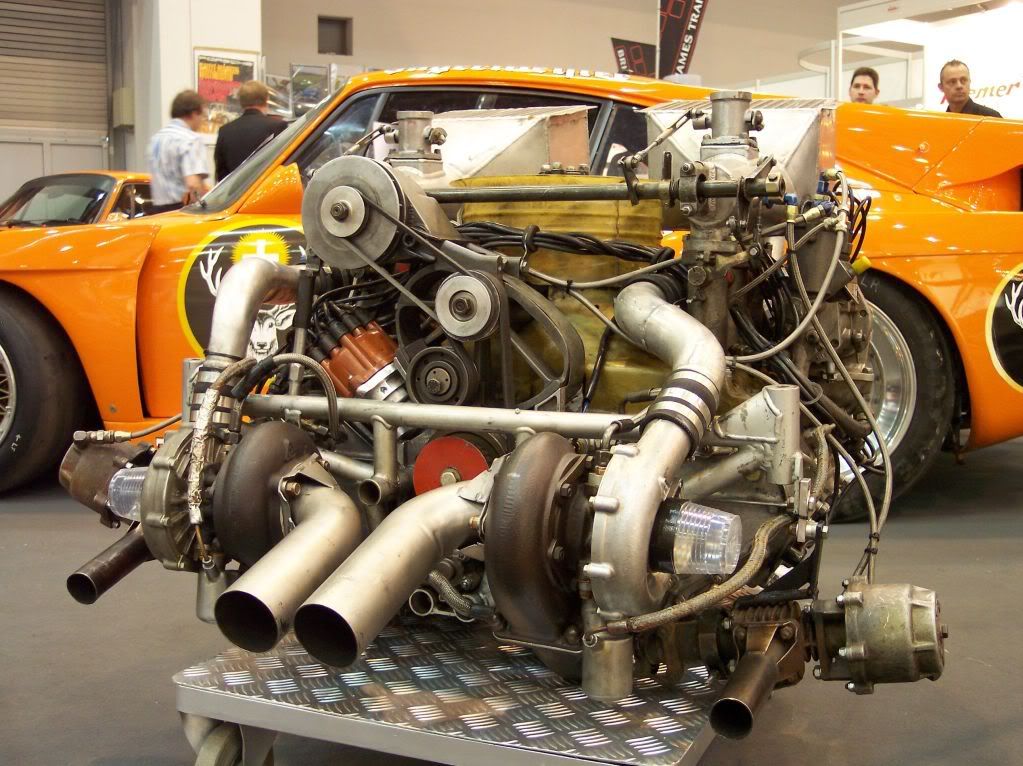 Porsche_935_Bi-Turbo_engine_TCE1.jpg